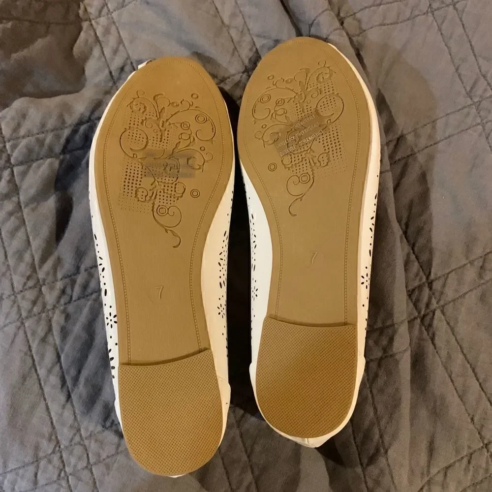 NWOB Lilley Rhinestone Laser Cut Flats Sz 7